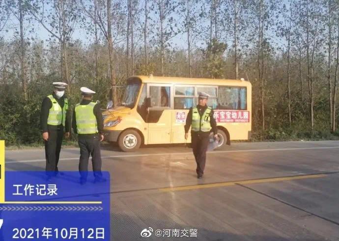 羅山交警查處一起未取得校車標(biāo)牌車輛提供校車服務(wù)案/ 圖片