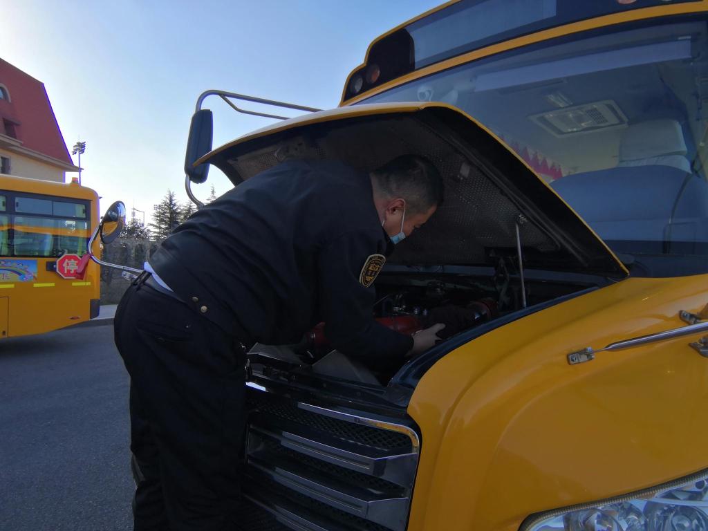 讓孩子們溫暖乘車！青島2000余輛溫馨校車全面開暖風