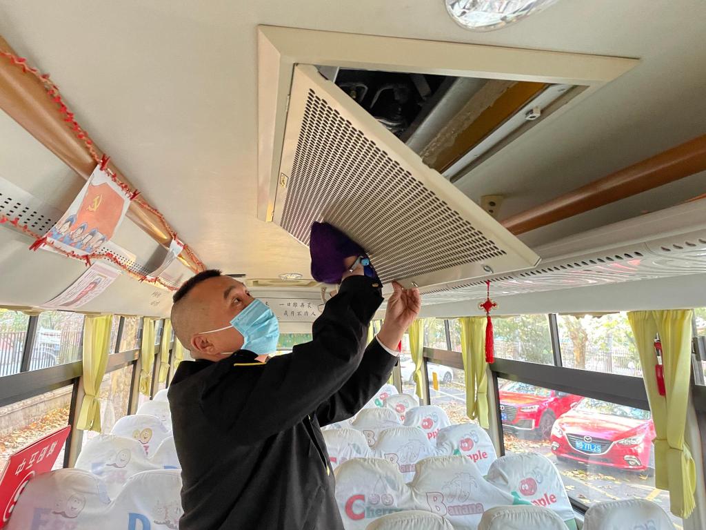 讓孩子們溫暖乘車！青島2000余輛溫馨校車全面開暖風