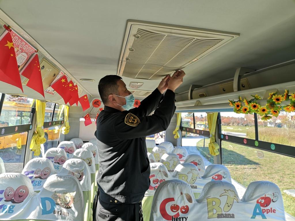 讓孩子們溫暖乘車！青島2000余輛溫馨校車全面開暖風