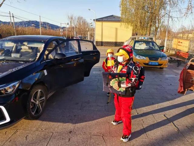 雪后，“專屬校車”接山村娃上學(xué)