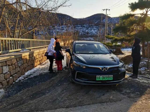 雪后，“專屬校車”接山村娃上學(xué)