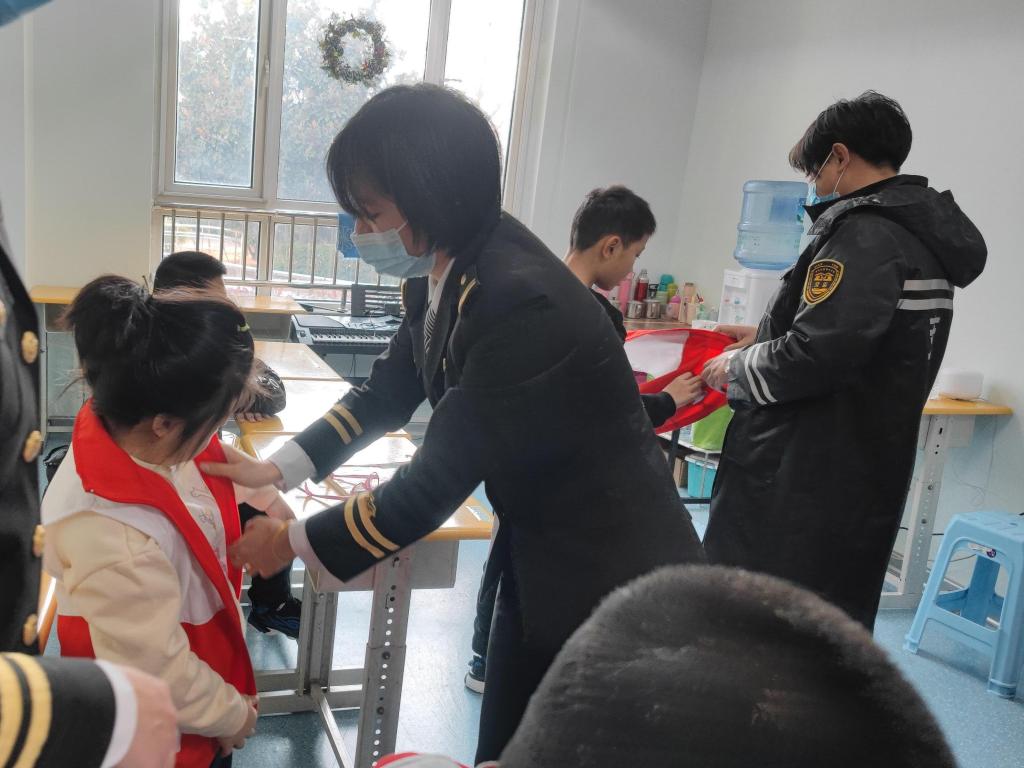 陪伴殘疾孩子，青島城運(yùn)控股溫馨校車公司開展以“守護(hù)溫暖、傳遞關(guān)愛”為主題的暖冬系列活動(dòng)