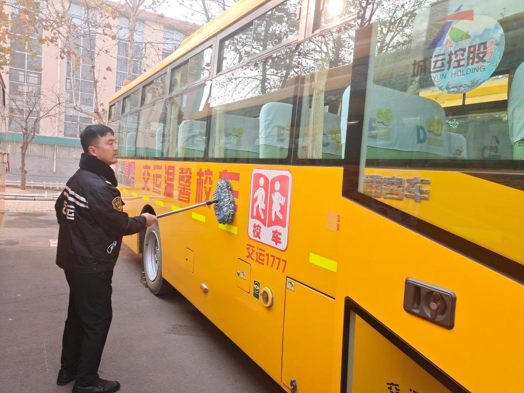 主動(dòng)抱受傷學(xué)生上下學(xué) 開校車安全行駛10萬里，守護(hù)孩子們安全上下學(xué)