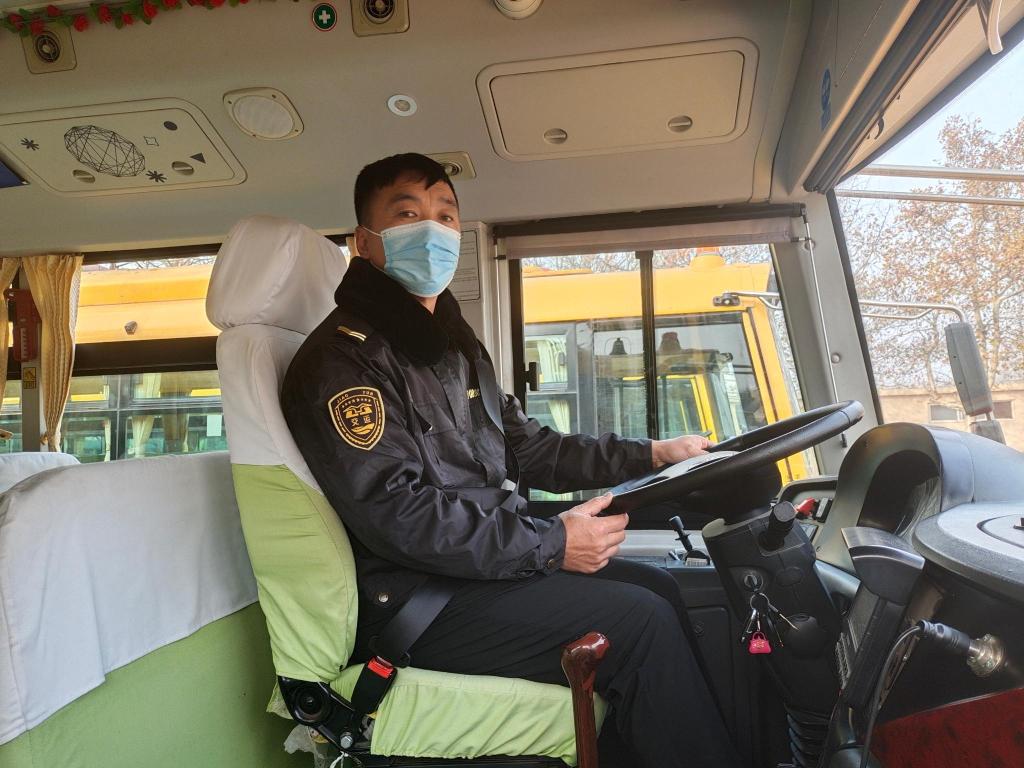 主動(dòng)抱受傷學(xué)生上下學(xué) 開校車安全行駛10萬里，守護(hù)孩子們安全上下學(xué)