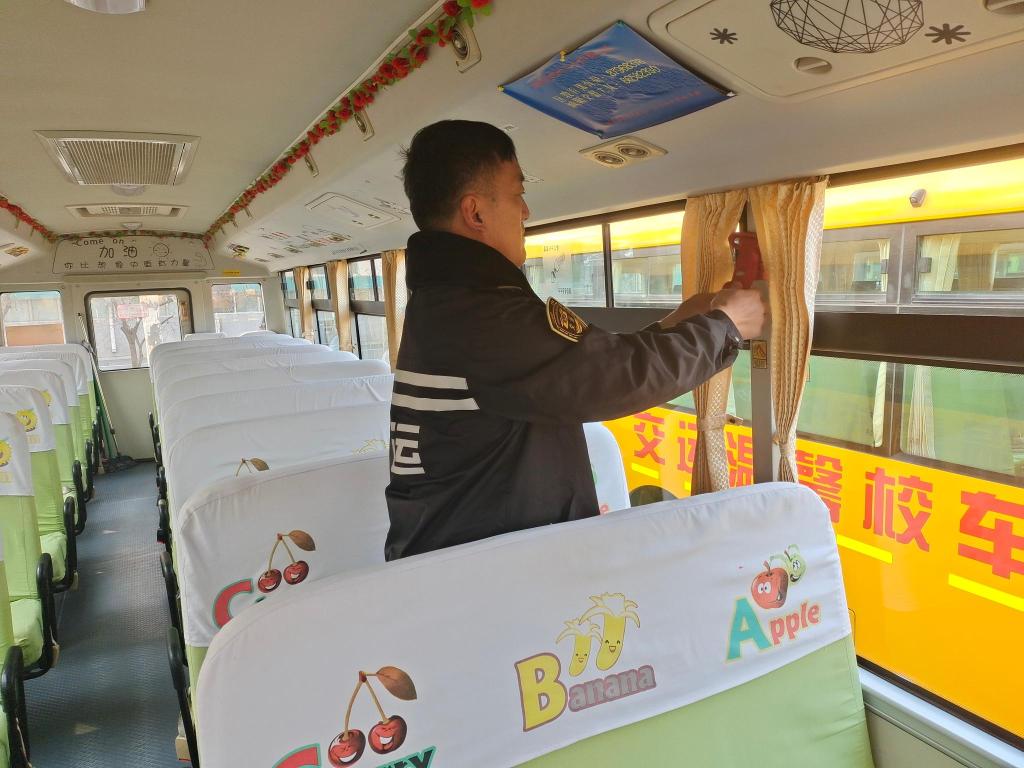 主動(dòng)抱受傷學(xué)生上下學(xué) 開校車安全行駛10萬里，守護(hù)孩子們安全上下學(xué)