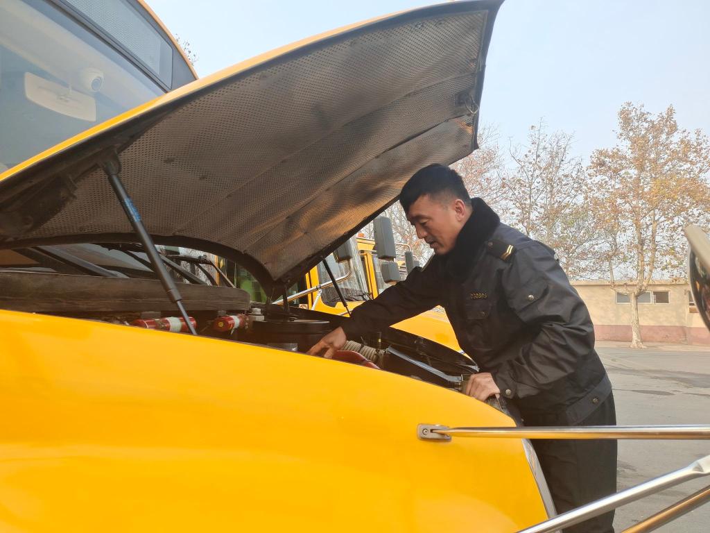 主動(dòng)抱受傷學(xué)生上下學(xué) 開校車安全行駛10萬里，守護(hù)孩子們安全上下學(xué)