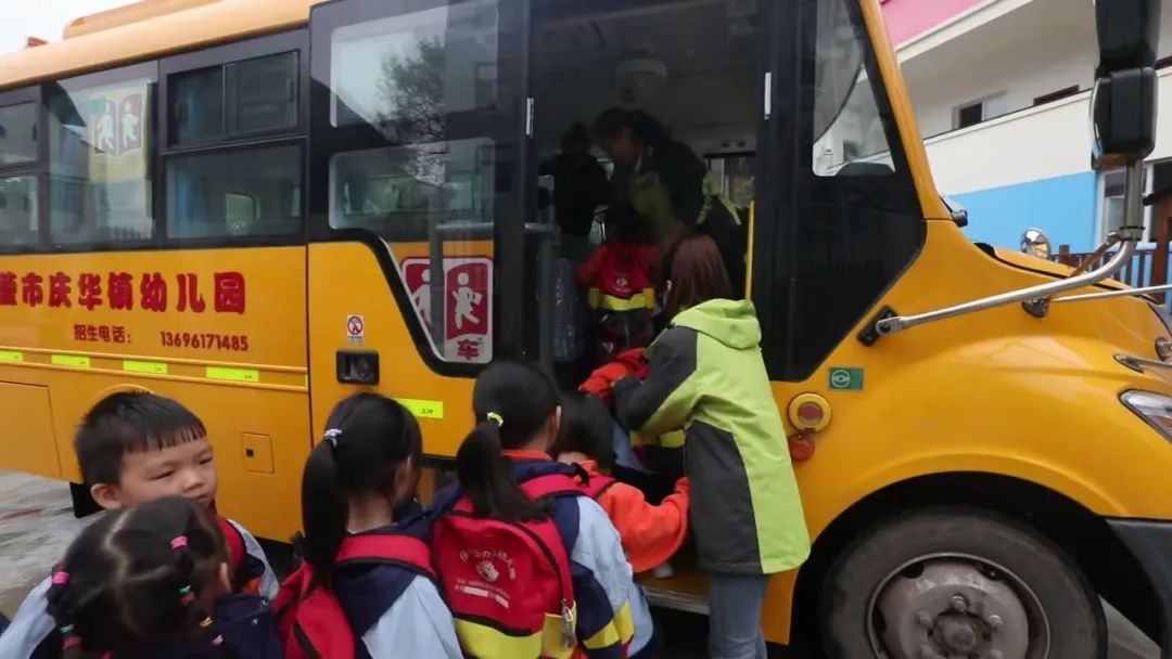 四川廣安引進(jìn)46輛校車“解決農(nóng)村幼兒入園乘車難”問題 四川廣安引進(jìn)46輛校車“解決農(nóng)村幼兒入園乘車難”問題