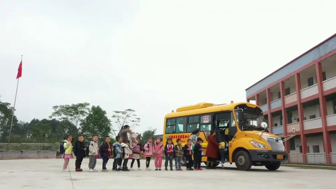 四川廣安引進(jìn)46輛校車“解決農(nóng)村幼兒入園乘車難”問題 四川廣安引進(jìn)46輛校車“解決農(nóng)村幼兒入園乘車難”問題