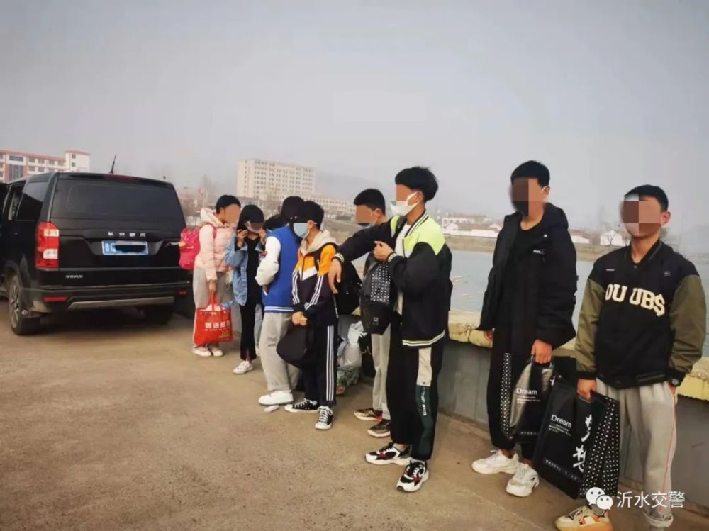 沂水交警查處一起超員“黑校車(chē)” 沂水交警查處一起超員“黑校車(chē)”