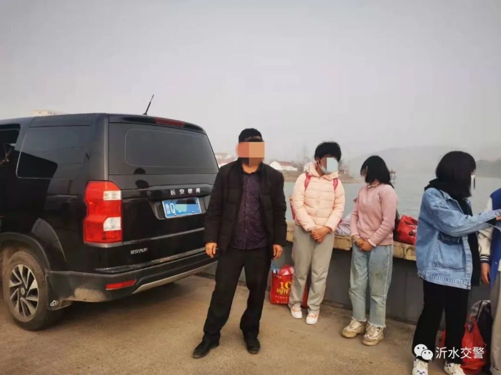 沂水交警查處一起超員“黑校車(chē)” 沂水交警查處一起超員“黑校車(chē)”