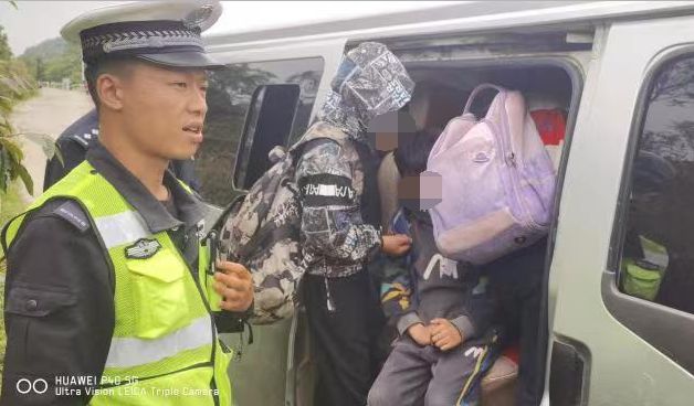 “黑校車”嚴(yán)重超員，2人被判刑！