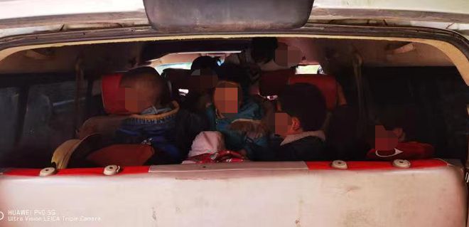 “黑校車”嚴(yán)重超員，2人被判刑！