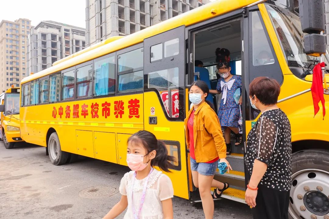 黃驊校車:把公益做成事業(yè) 黃驊校車:把公益做成事業(yè)