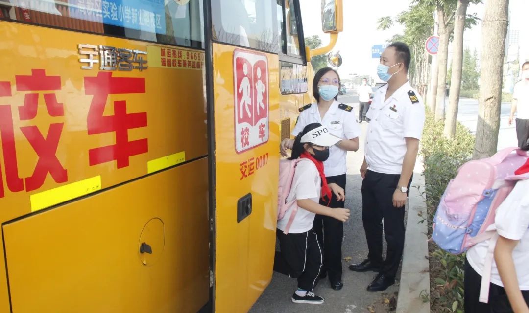 新學(xué)期 新起點(diǎn) 新征程 | 開(kāi)學(xué)首日 溫馨校車(chē)平安護(hù)送十余萬(wàn)島城學(xué)子準(zhǔn)點(diǎn)抵達(dá)學(xué)校 圖片