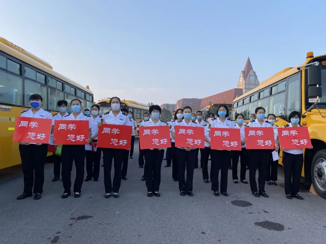 新學(xué)期 新起點(diǎn) 新征程 | 開(kāi)學(xué)首日 溫馨校車(chē)平安護(hù)送十余萬(wàn)島城學(xué)子準(zhǔn)點(diǎn)抵達(dá)學(xué)校 圖片