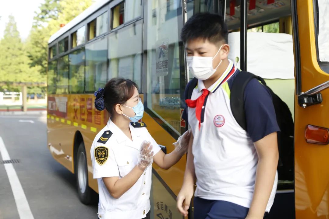 新學(xué)期 新起點(diǎn) 新征程 | 開(kāi)學(xué)首日 溫馨校車(chē)平安護(hù)送十余萬(wàn)島城學(xué)子準(zhǔn)點(diǎn)抵達(dá)學(xué)校 圖片