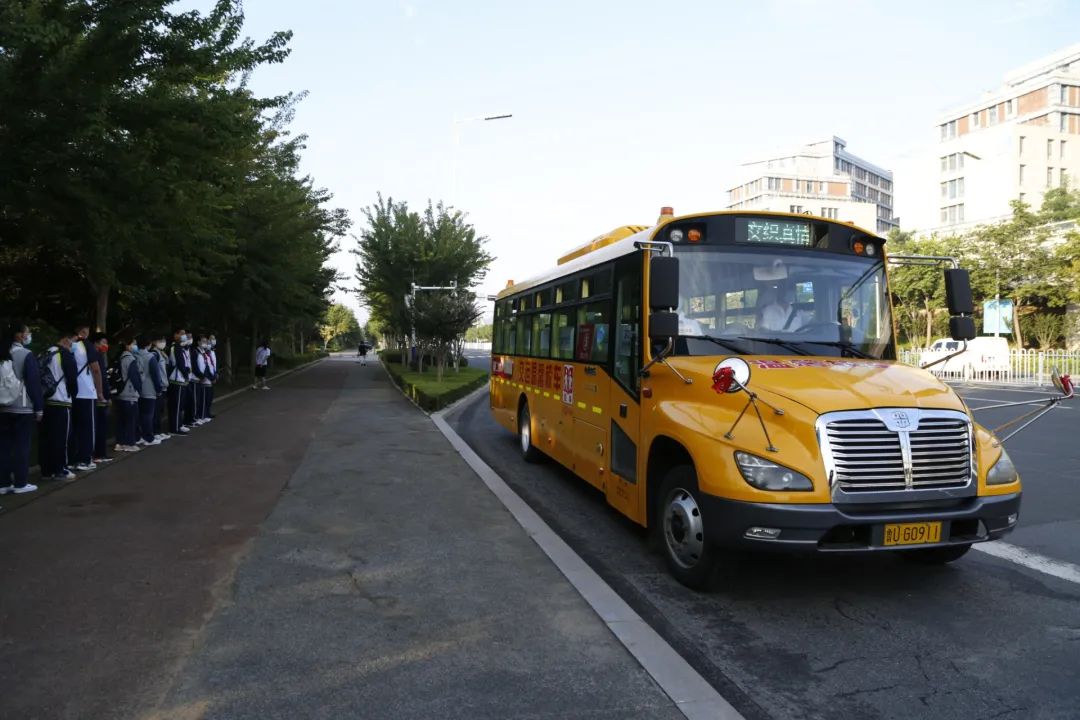 新學(xué)期 新起點(diǎn) 新征程 | 開(kāi)學(xué)首日 溫馨校車(chē)平安護(hù)送十余萬(wàn)島城學(xué)子準(zhǔn)點(diǎn)抵達(dá)學(xué)校 圖片