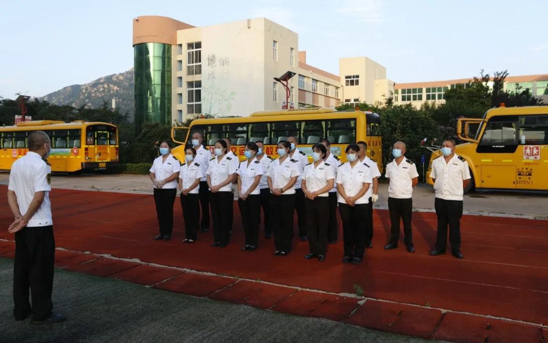 新學(xué)期 新起點(diǎn) 新征程 | 開(kāi)學(xué)首日 溫馨校車(chē)平安護(hù)送十余萬(wàn)島城學(xué)子準(zhǔn)點(diǎn)抵達(dá)學(xué)校 圖片