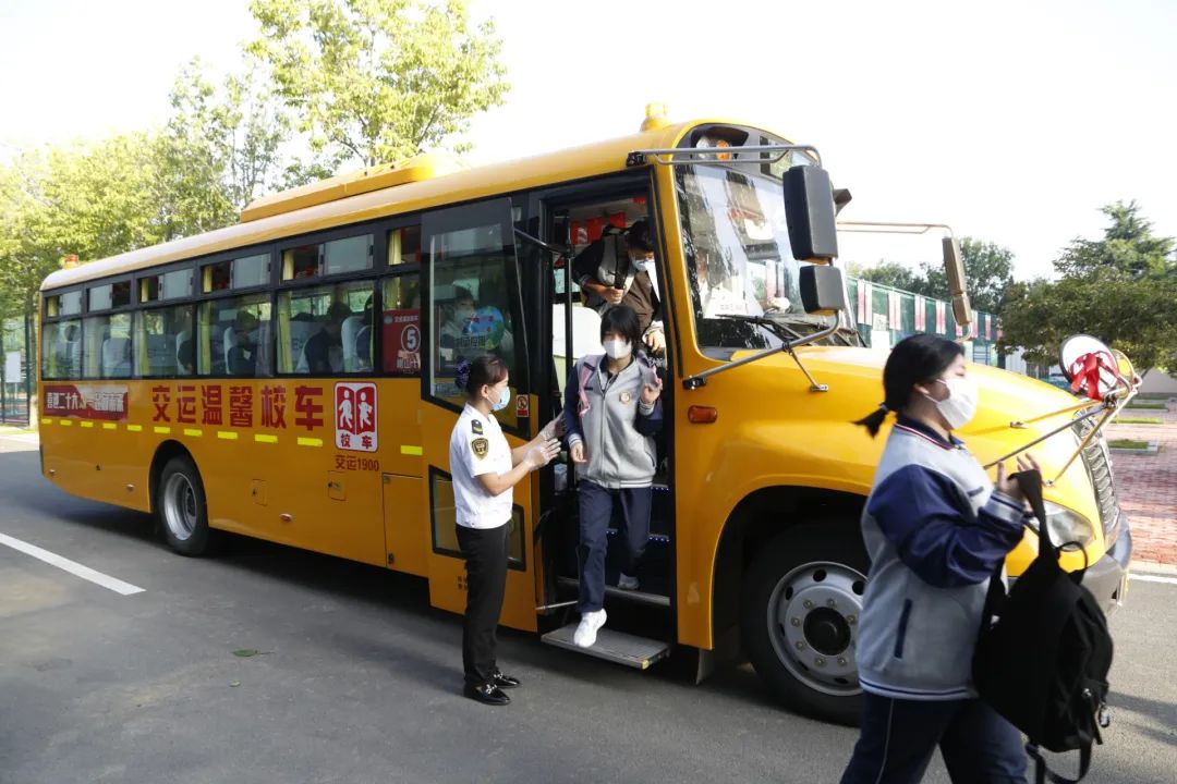 新學(xué)期 新起點(diǎn) 新征程 | 開(kāi)學(xué)首日 溫馨校車(chē)平安護(hù)送十余萬(wàn)島城學(xué)子準(zhǔn)點(diǎn)抵達(dá)學(xué)校 圖片