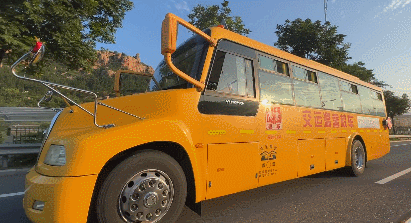 新學(xué)期 新起點(diǎn) 新征程 | 開(kāi)學(xué)首日 溫馨校車(chē)平安護(hù)送十余萬(wàn)島城學(xué)子準(zhǔn)點(diǎn)抵達(dá)學(xué)校 圖片