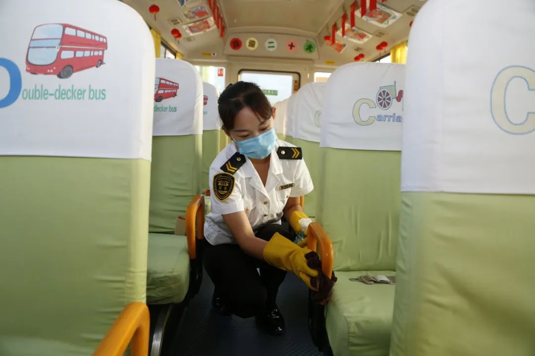 新學(xué)期 新起點(diǎn) 新征程 | 開(kāi)學(xué)首日 溫馨校車(chē)平安護(hù)送十余萬(wàn)島城學(xué)子準(zhǔn)點(diǎn)抵達(dá)學(xué)校 圖片