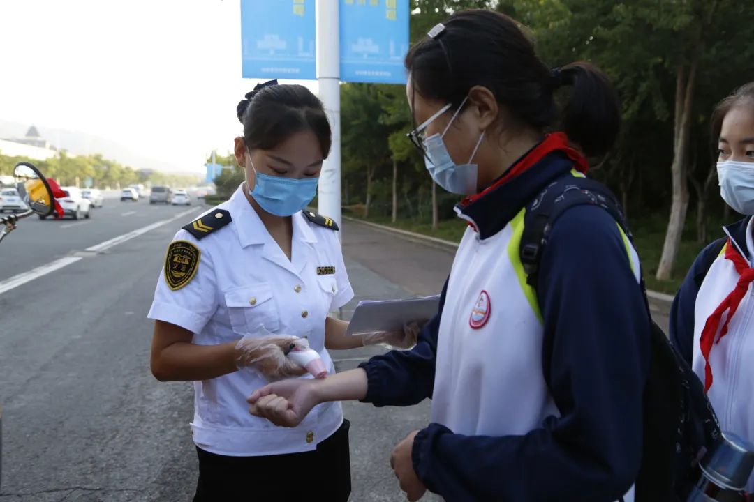 新學(xué)期 新起點(diǎn) 新征程 | 開(kāi)學(xué)首日 溫馨校車(chē)平安護(hù)送十余萬(wàn)島城學(xué)子準(zhǔn)點(diǎn)抵達(dá)學(xué)校 圖片