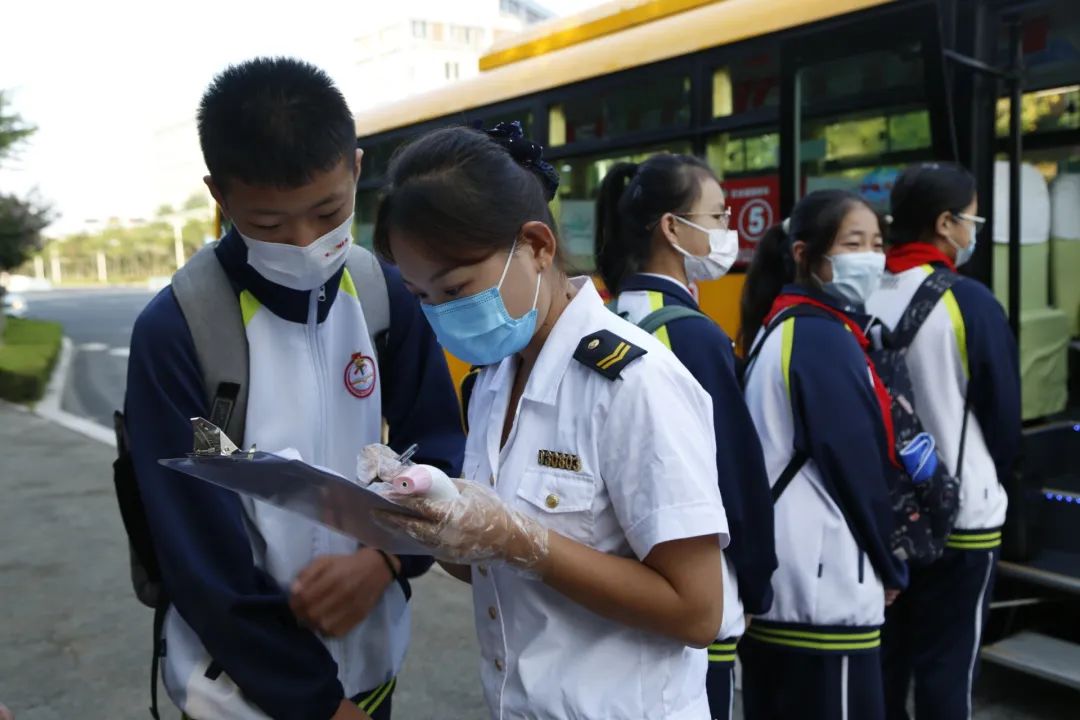 新學(xué)期 新起點(diǎn) 新征程 | 開(kāi)學(xué)首日 溫馨校車(chē)平安護(hù)送十余萬(wàn)島城學(xué)子準(zhǔn)點(diǎn)抵達(dá)學(xué)校 圖片