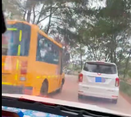 梧州市藤縣太平鎮(zhèn)一校車彎道超車，網友：把別人的孩子當兒戲