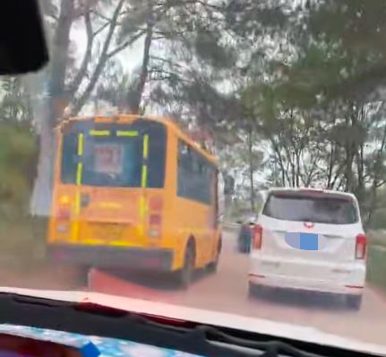 梧州市藤縣太平鎮(zhèn)一校車彎道超車，網友：把別人的孩子當兒戲