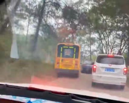 梧州市藤縣太平鎮(zhèn)一校車彎道超車，網友：把別人的孩子當兒戲