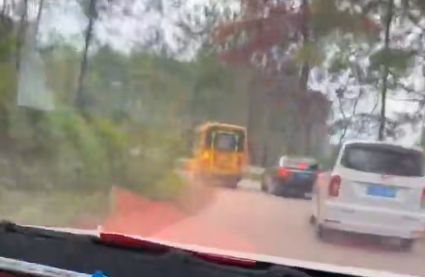 梧州市藤縣太平鎮(zhèn)一校車彎道超車，網友：把別人的孩子當兒戲