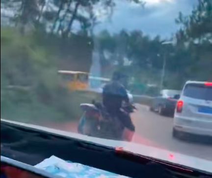 梧州市藤縣太平鎮(zhèn)一校車彎道超車，網友：把別人的孩子當兒戲