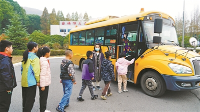 校車開進(jìn)軍營