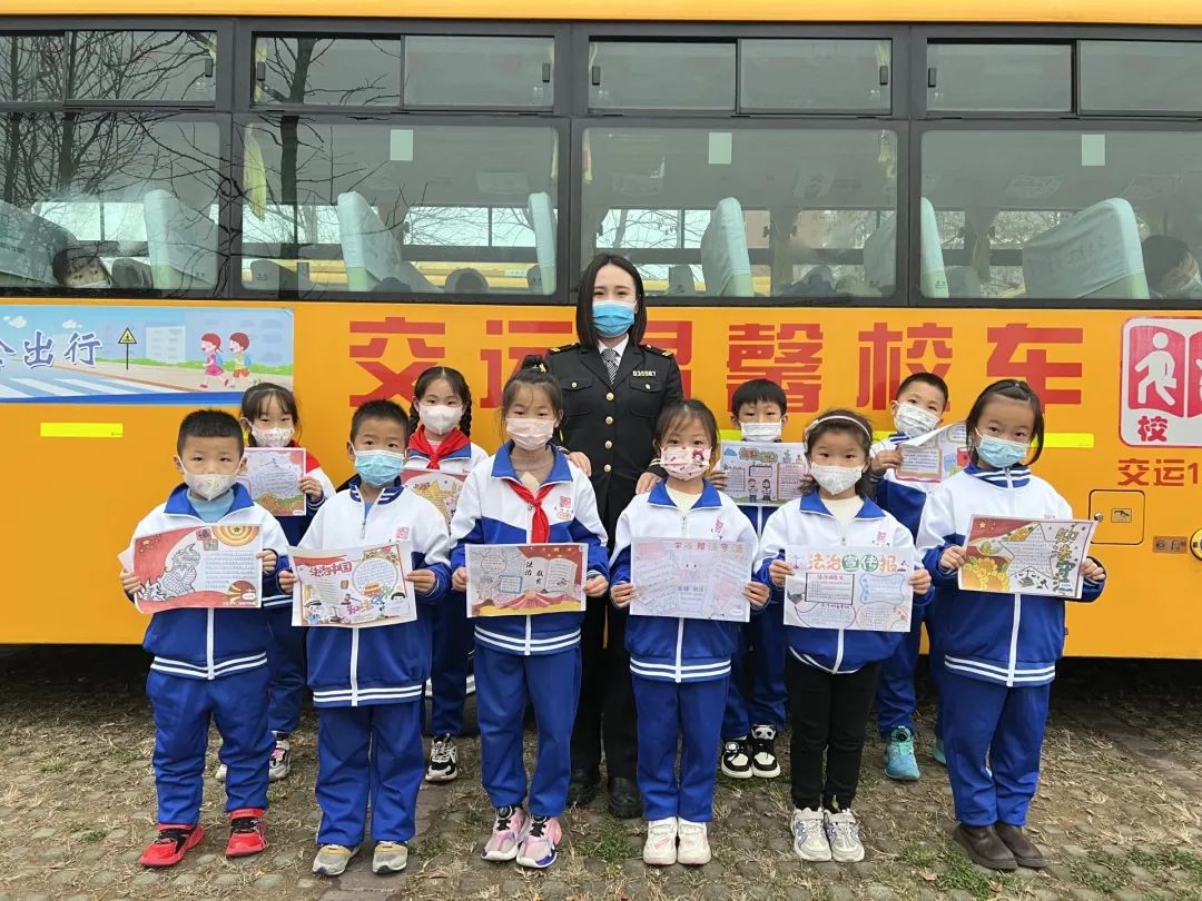 城運(yùn)控股集團(tuán)交運(yùn)溫馨校車(chē)公司開(kāi)展“國(guó)家憲法日”主題系列活動(dòng)