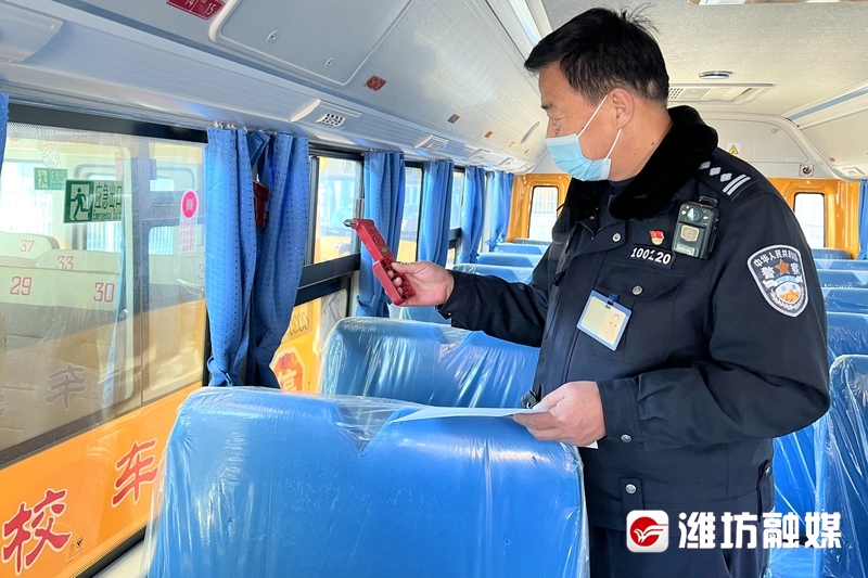 校車“體檢”迎開學(xué)