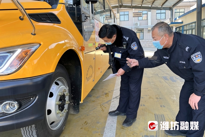 校車“體檢”迎開學(xué)