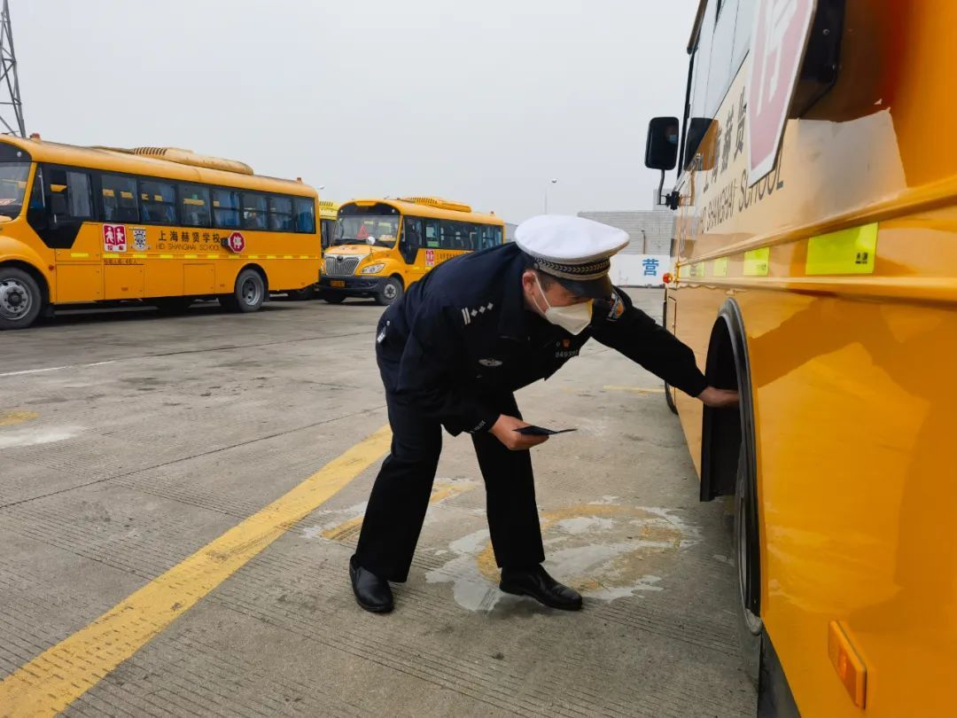 覆蓋48所學(xué)校171輛校車，松江交警開展校車安全“大體檢”