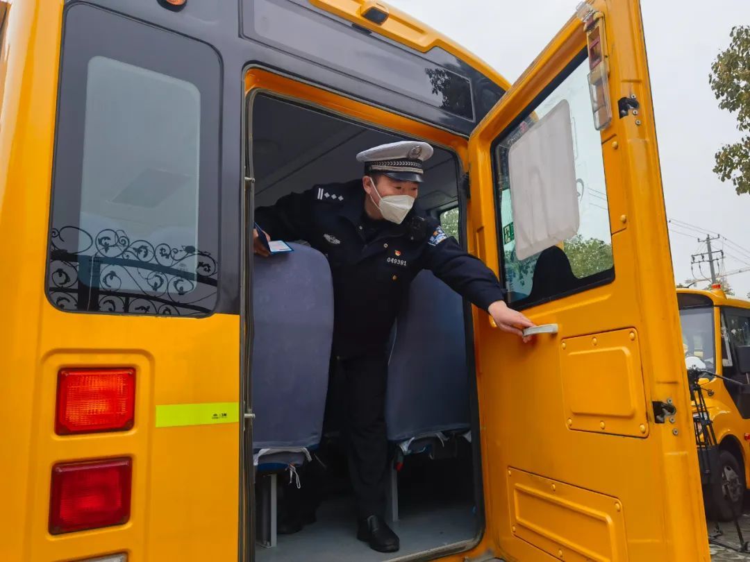 覆蓋48所學(xué)校171輛校車，松江交警開展校車安全“大體檢”