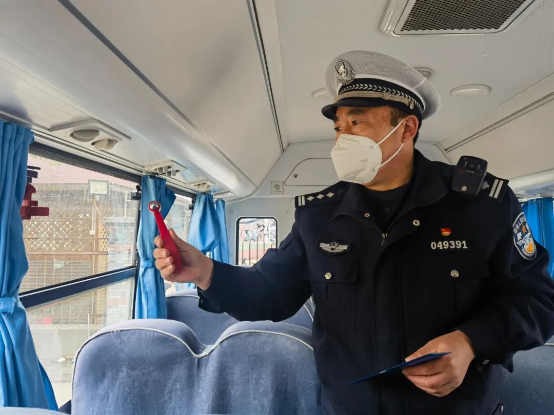 覆蓋48所學(xué)校171輛校車，松江交警開展校車安全“大體檢”