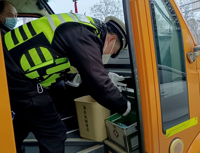 常德交警：開(kāi)展校車安全檢查 筑牢護(hù)學(xué)平安路