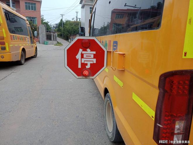 小學(xué)生下校車被后車撞飛 校車司機(jī)未查看傷者情況駕車離開惹爭議