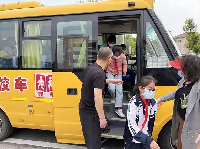 孩子下校車后發(fā)生意外誰來負(fù)責(zé)？