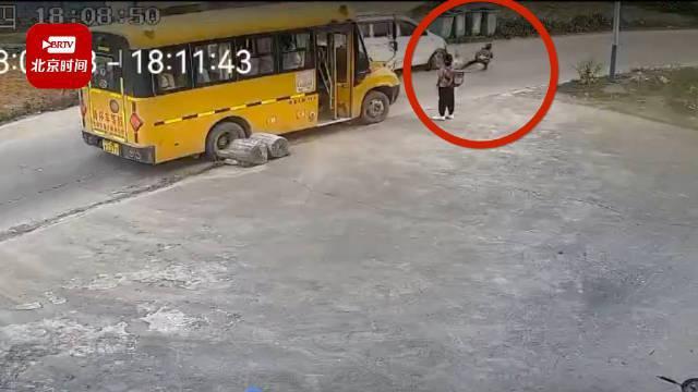 孩子下校車后發(fā)生意外誰來負(fù)責(zé)？