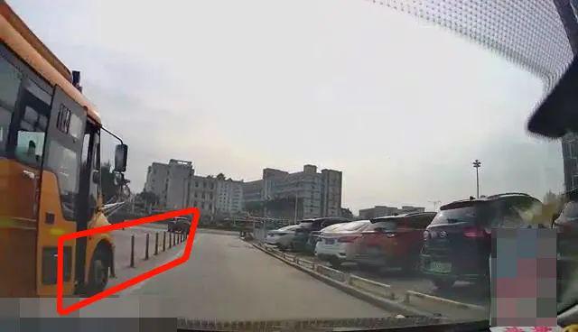 校車也“路怒”？開平交警及時出手