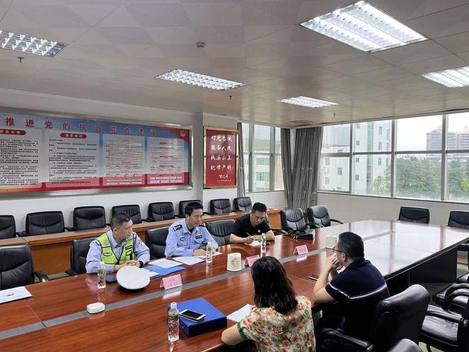 校車也“路怒”？開平交警及時出手