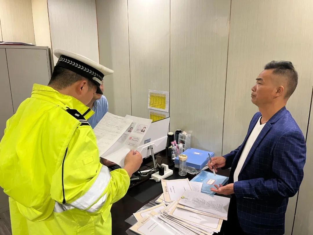 擰緊校車“安全閥” ！遵義交警開展校車安全大檢查！