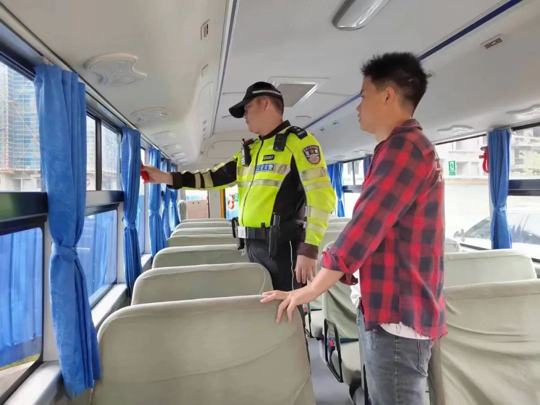 擰緊校車“安全閥” ！遵義交警開展校車安全大檢查！