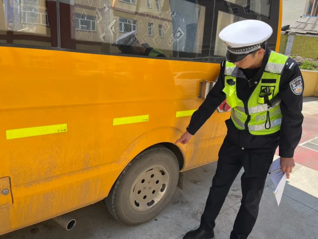 龍井交警嚴(yán)格校車安全管理 打造平安“六一”