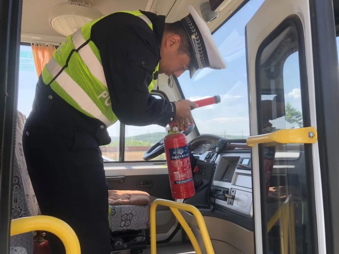 龍井交警嚴(yán)格校車安全管理 打造平安“六一”